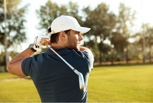 A man holding a golfclub.
